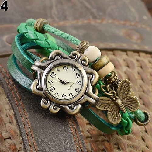 Relógio vintage com pulseiras de couro e pingente de borboleta