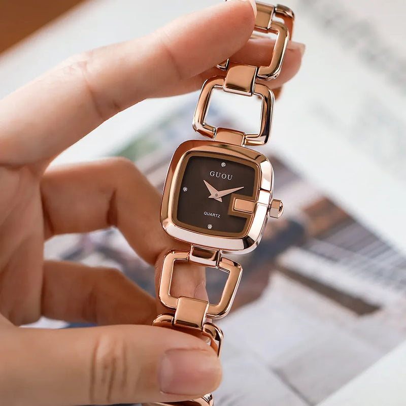 Relógio feminino dourado moderno