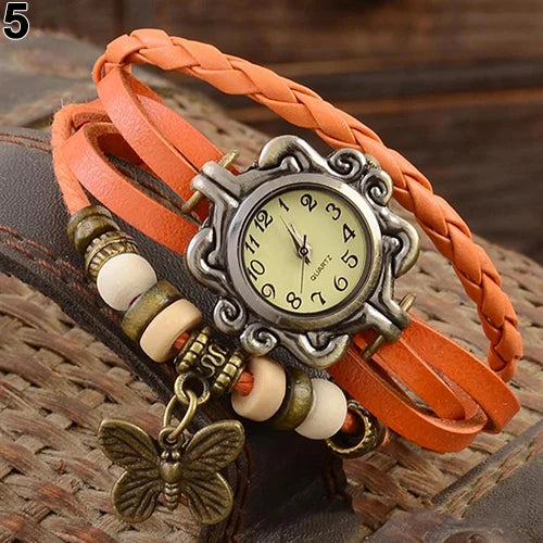 Relógio vintage com pulseiras de couro e pingente de borboleta